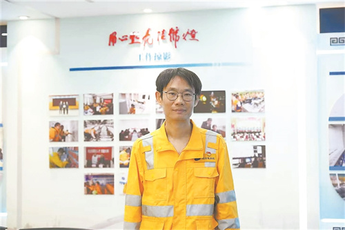 匠心“点亮”信号灯（新时期NG官网楷模）.jpg